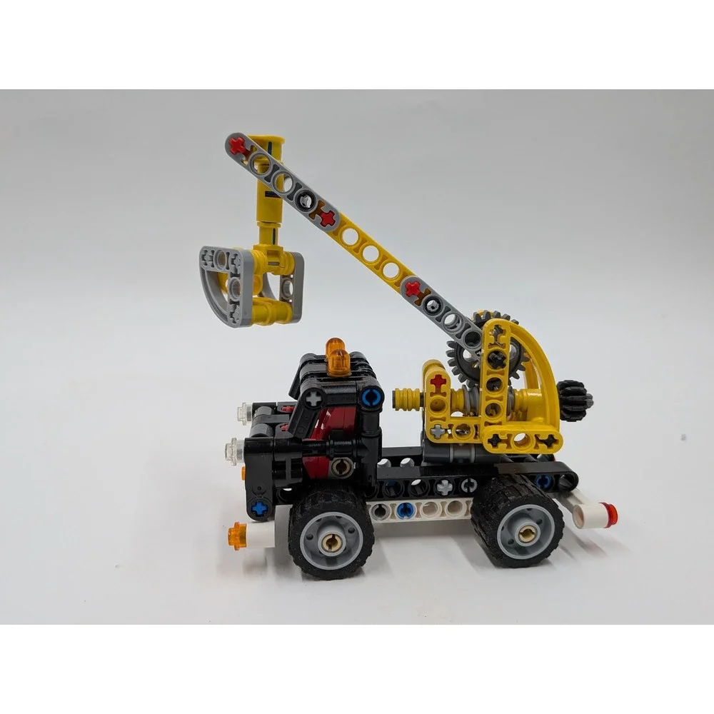 LEGO Technic Cherry Picker 42031 Construction Truck 2-in-1 Set 2015 Yellow Black